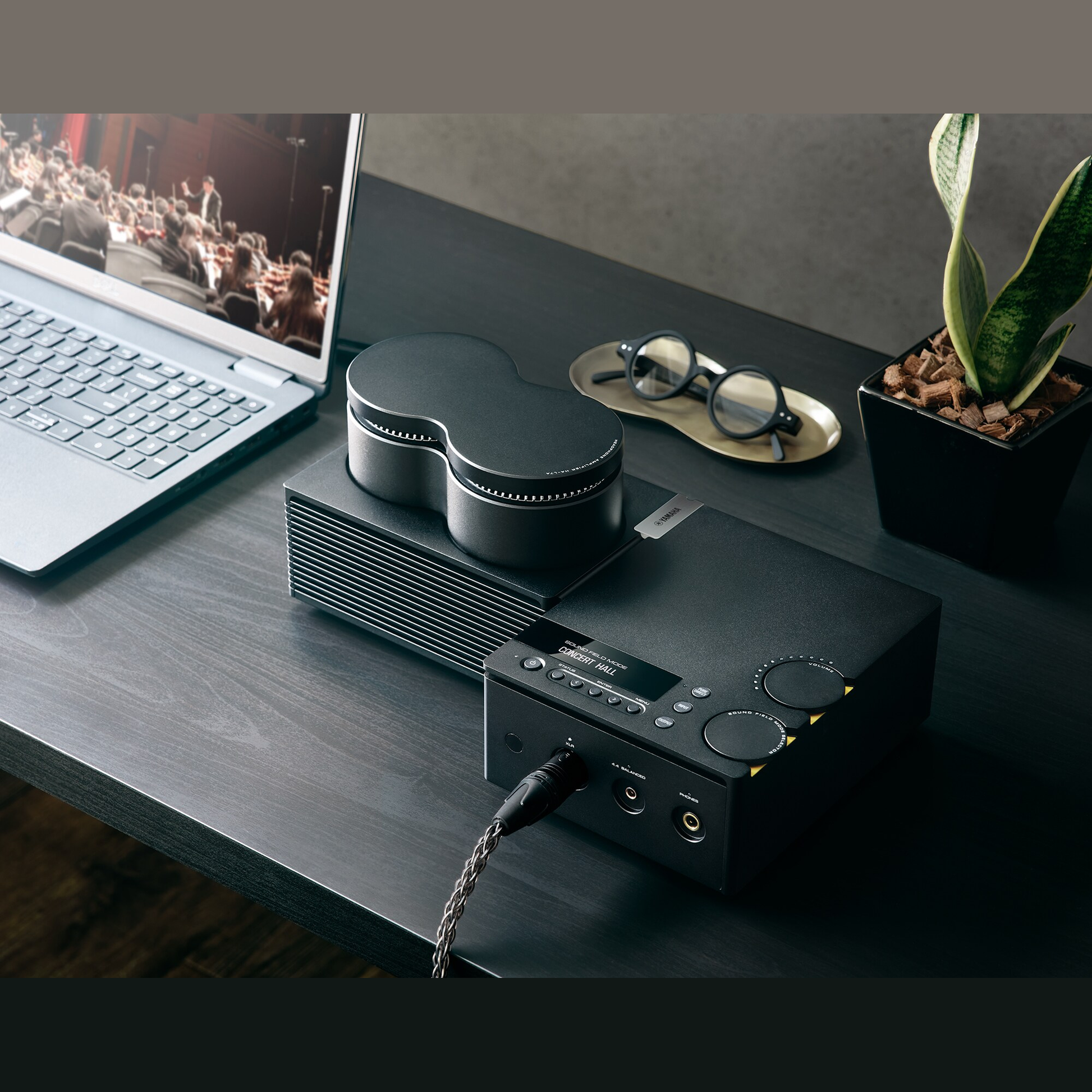 Yamaha HA-L7A Kopfhörerverstärker Lifestyle am Schreibtisch mit Notebook und angeschlossenem Kopfhörerkabel