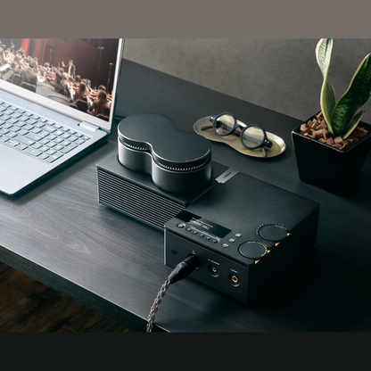 Yamaha HA-L7A Kopfhörerverstärker Lifestyle am Schreibtisch mit Notebook und angeschlossenem Kopfhörerkabel