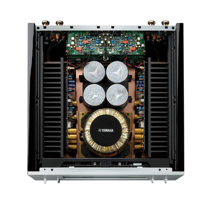 Yamaha M-5000 High-End-Endverstärker Innenansicht mit Ringkerntransformator und Siebkondensatoren