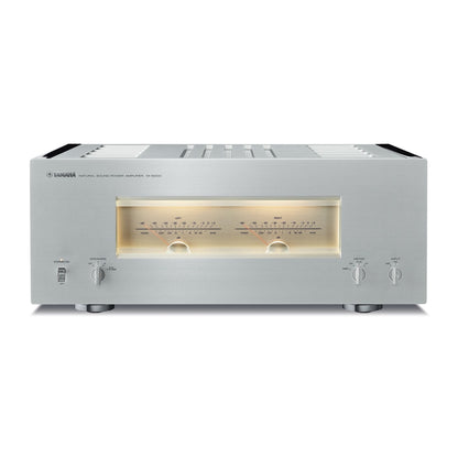 Yamaha M-5000 High-End-Endverstärker Silber Frontansicht mit beleuchteten Pegelmetern