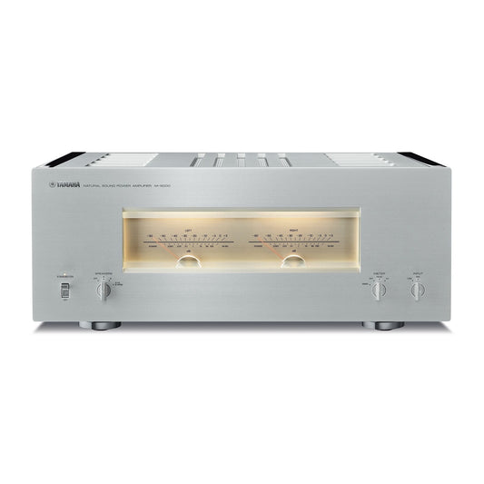 Yamaha M-5000 High-End-Endverstärker Silber Frontansicht mit beleuchteten Pegelmetern