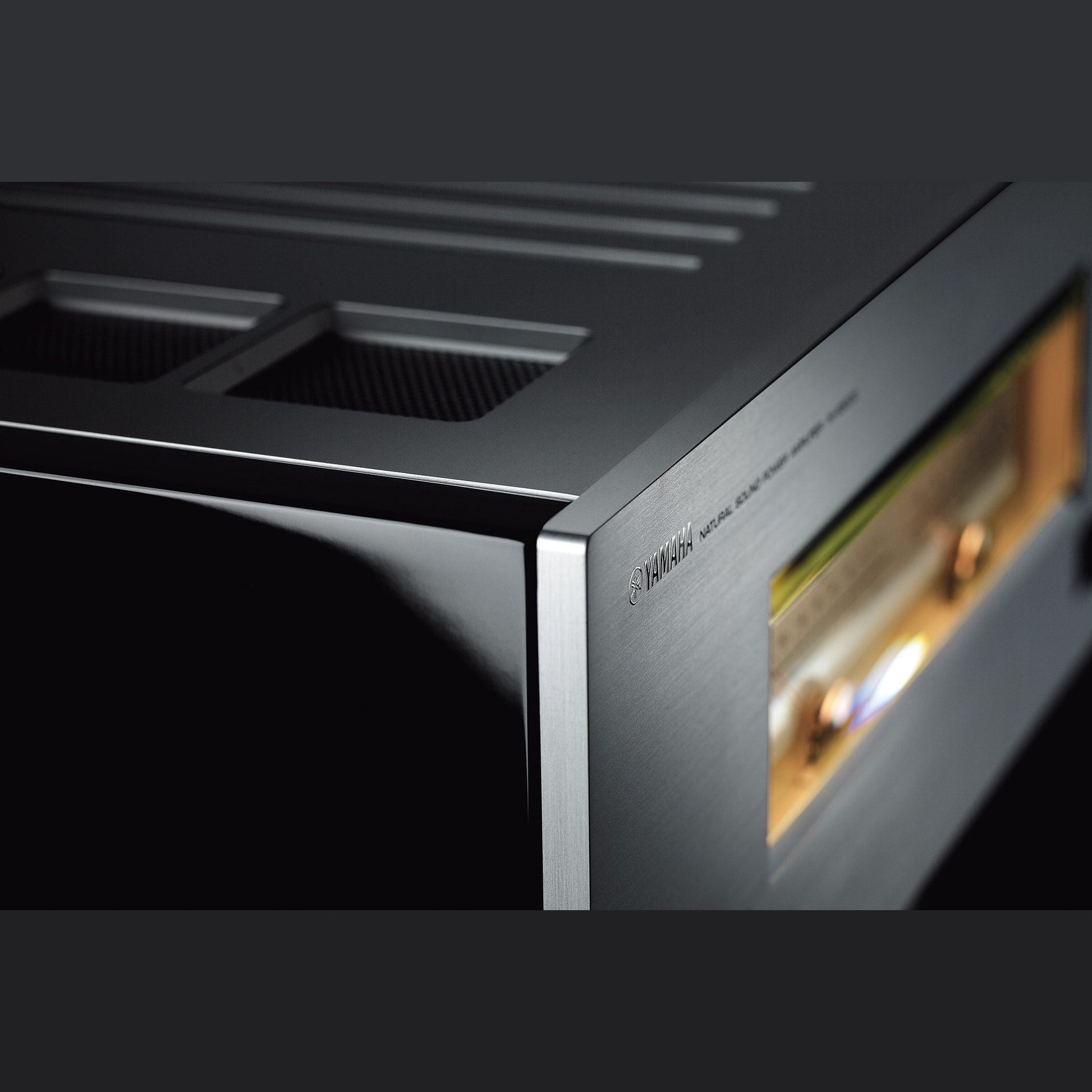 Yamaha M-5000 High-End-Endverstärker Silber Detailansicht Gehäusekante mit Kühlrippen und Aluminium-Front