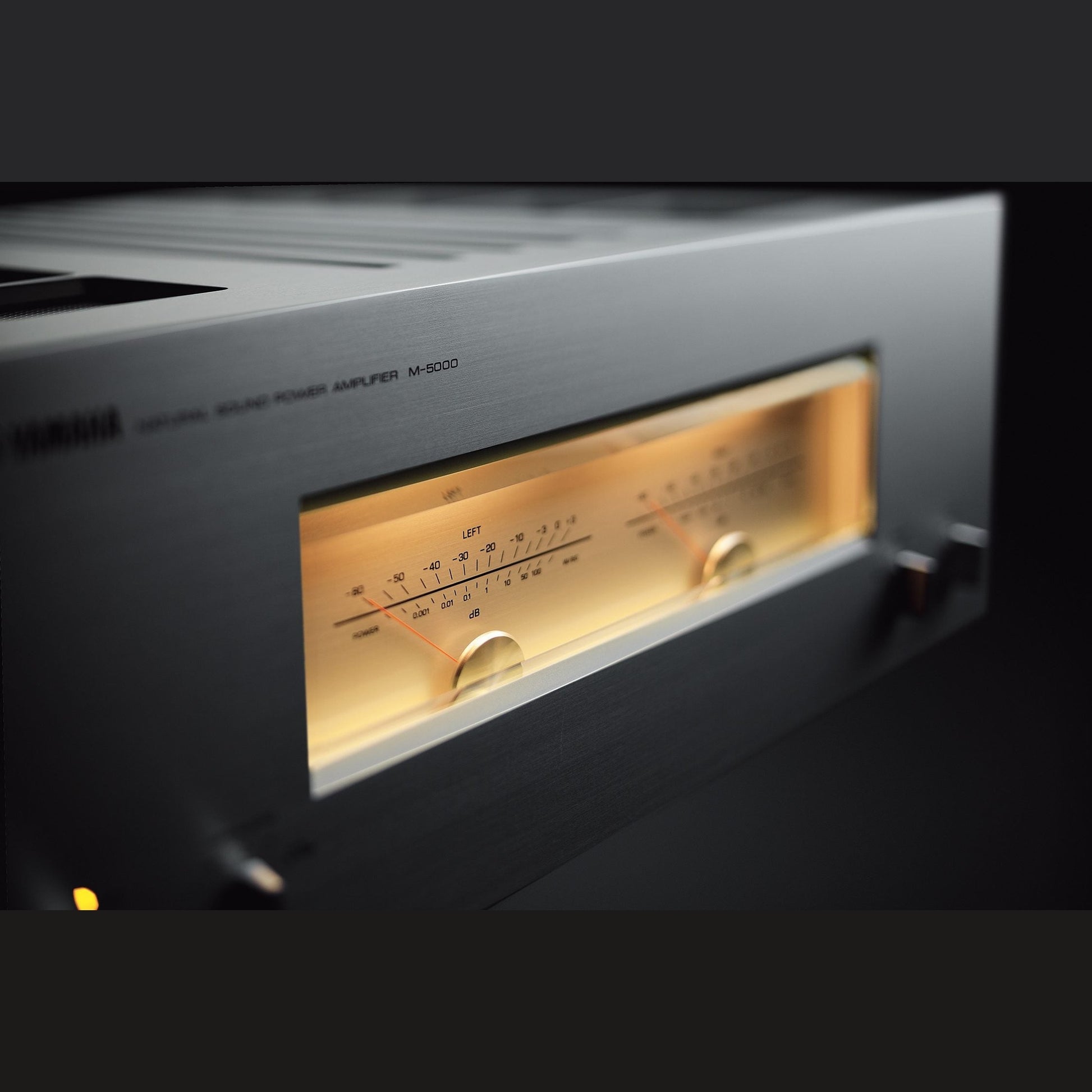 Yamaha M-5000 High-End-Endverstärker Silber Detailansicht beleuchtetes Pegelmeter hinter Glasscheibe