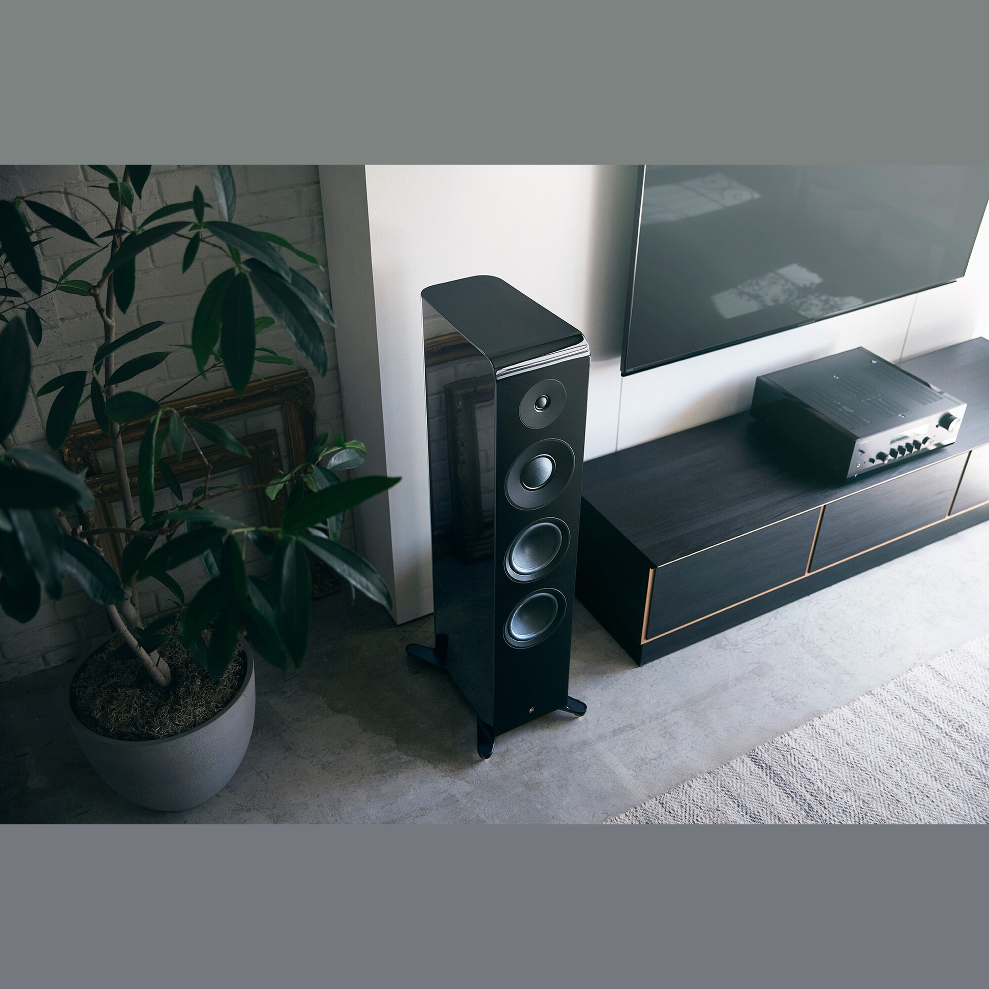 Yamaha NS-2000A Standlautsprecher Klavierlack Lifestyle im Wohnraum neben TV-Board und Receiver