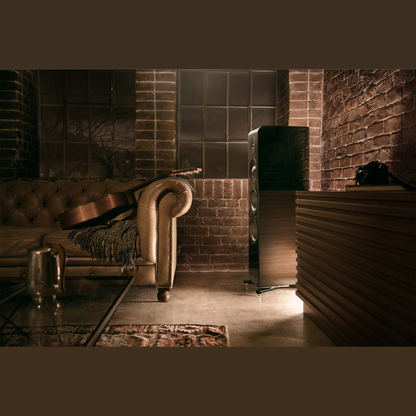 Yamaha NS-2000A Standlautsprecher Klavierlack Lifestyle in Loft mit Backsteinwand und Ledersofa