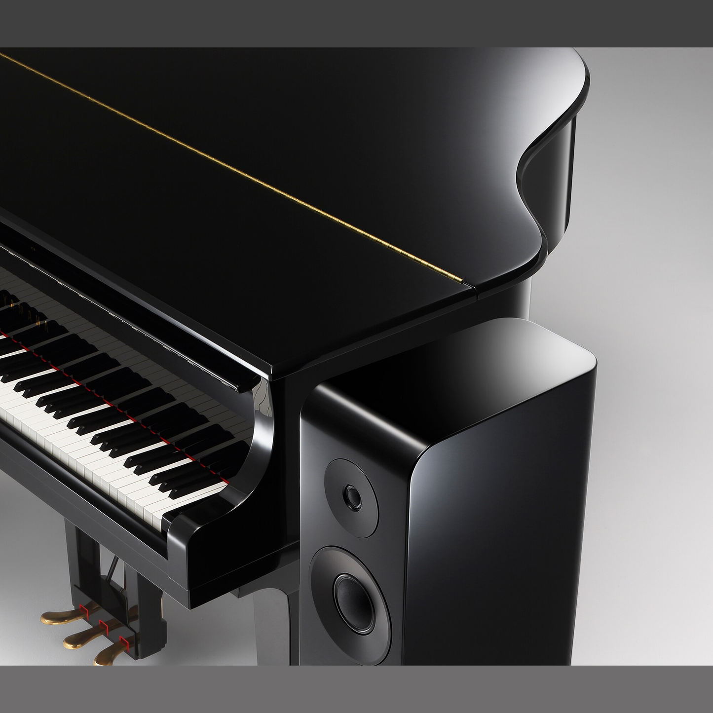 Yamaha NS-2000A Standlautsprecher Klavierlack Lifestyle neben Flügeltastatur in Klavierlack