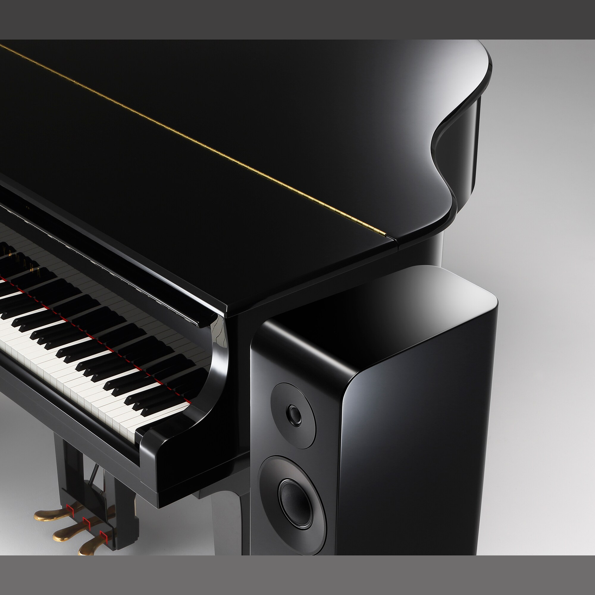 Yamaha NS-2000A Standlautsprecher Klavierlack Lifestyle neben Flügeltastatur in Klavierlack