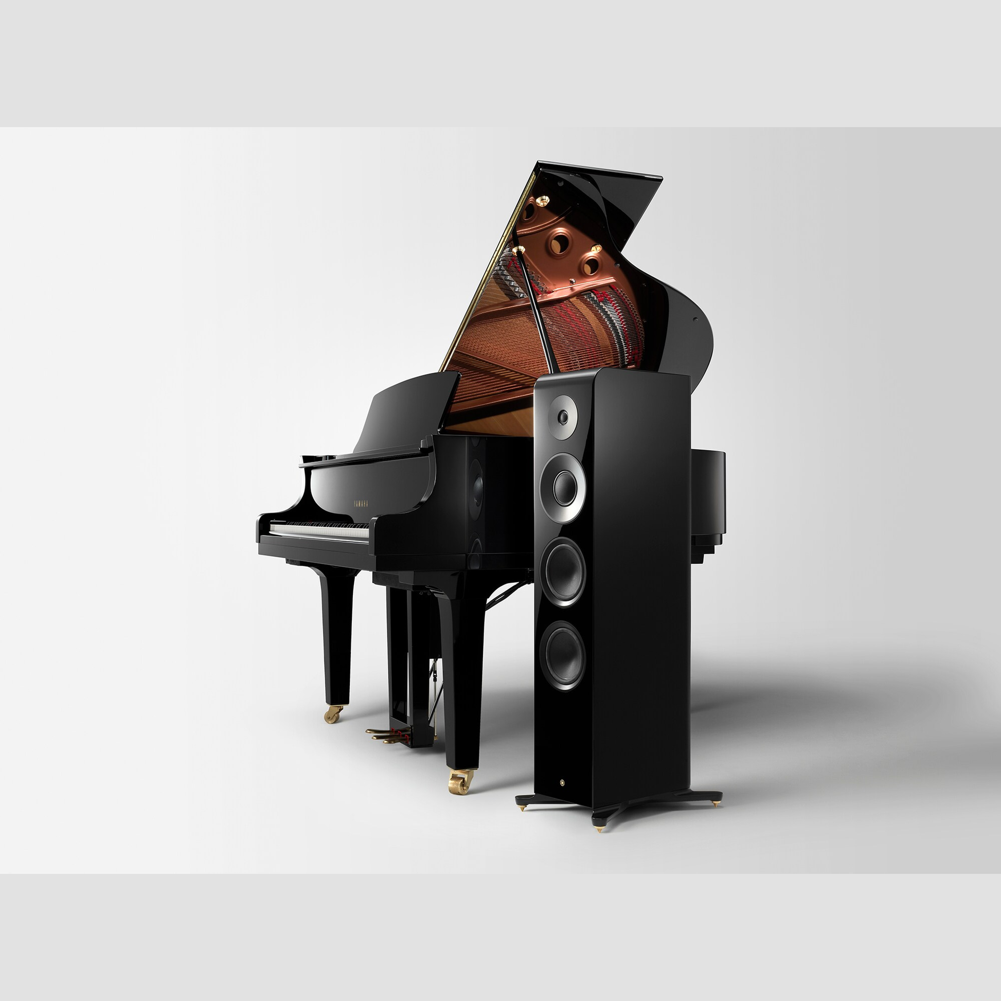 Yamaha NS-2000A Standlautsprecher Klavierlack Lifestyle neben einem geöffneten Konzertflügel