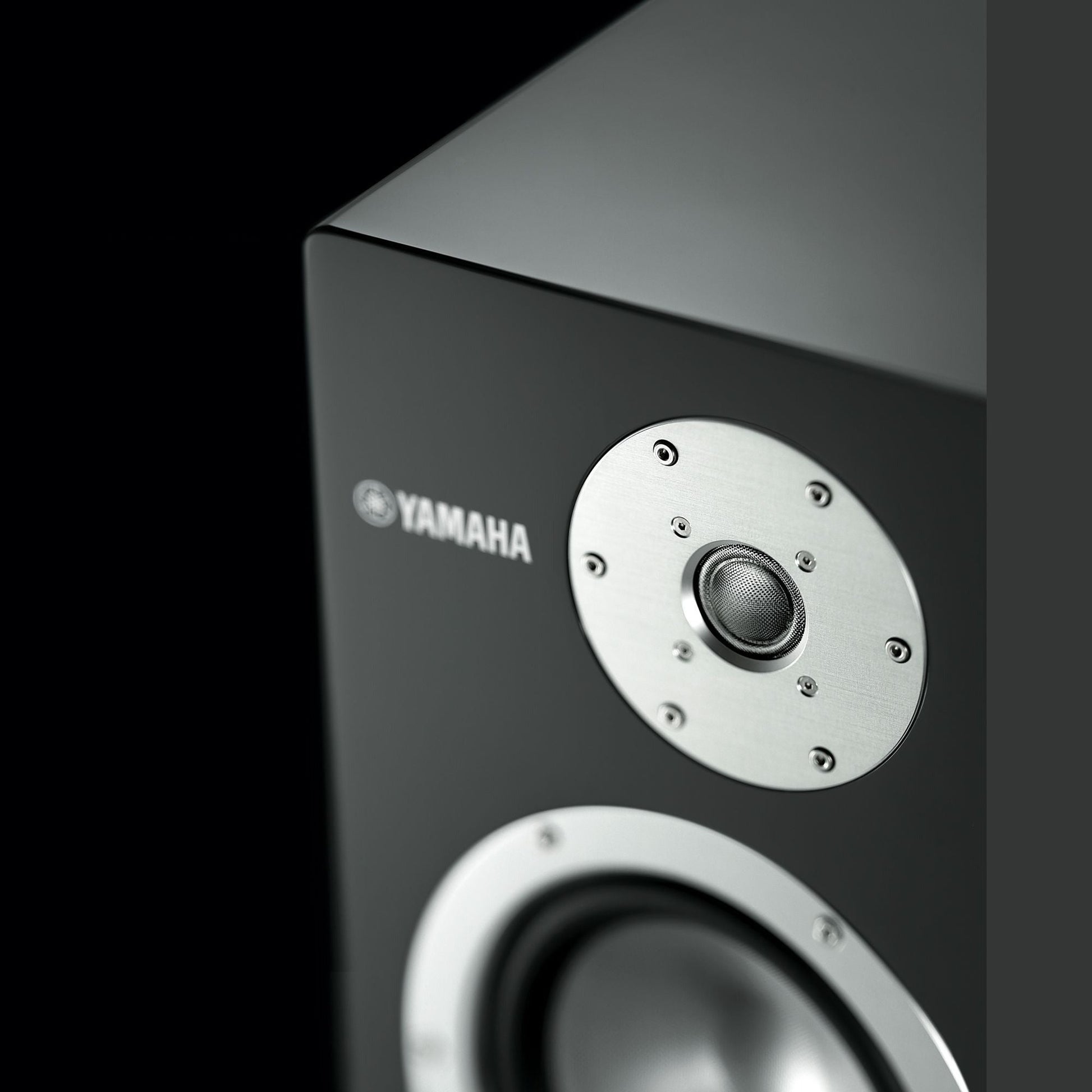 Yamaha NS-3000 Regallautsprecher Klavierlack Detailansicht der linken Gehäusekante mit Hochtöner