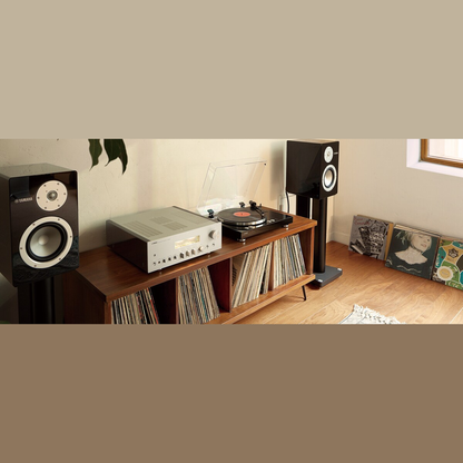 Yamaha NS-3000 Regallautsprecher Klavierlack Lifestyle auf Ständern im Wohnraum mit Plattenspieler