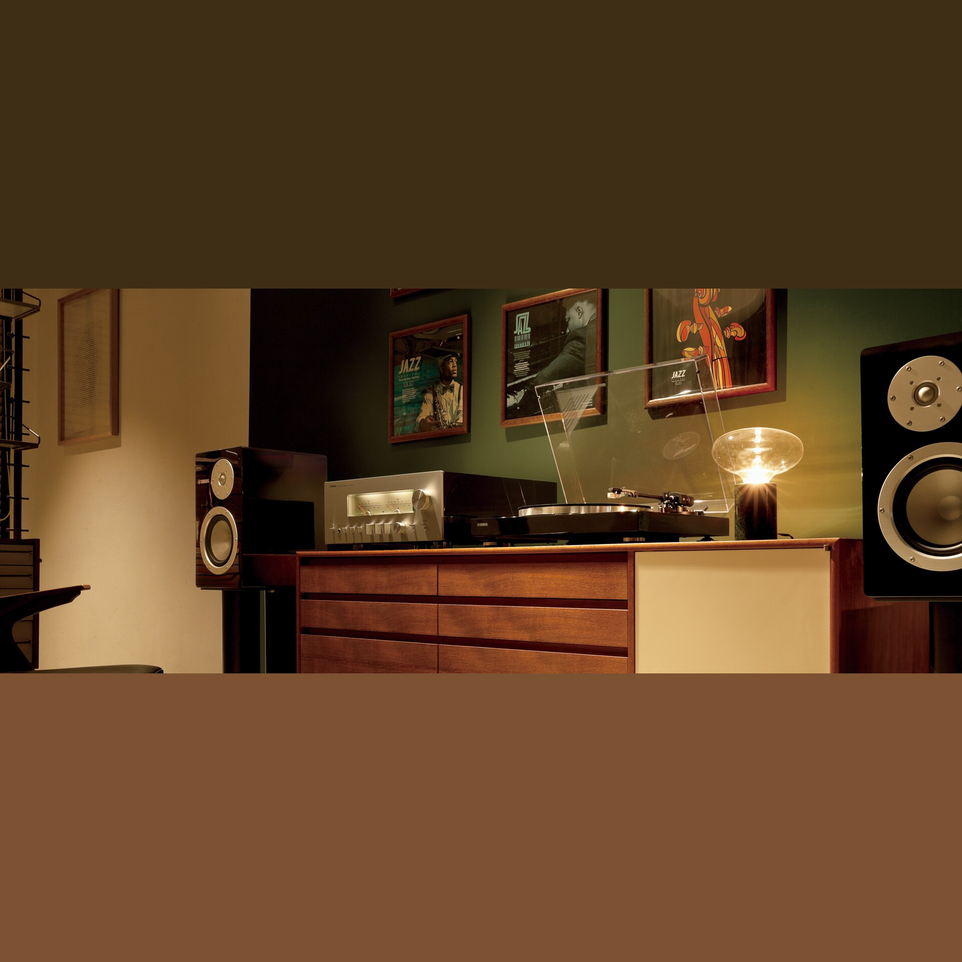 Yamaha NS-3000 Regallautsprecher Klavierlack Lifestyle im Hörraum mit Sideboard und Plattenspieler