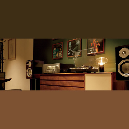 Yamaha NS-3000 Regallautsprecher Klavierlack Lifestyle im Hörraum mit Sideboard und Plattenspieler