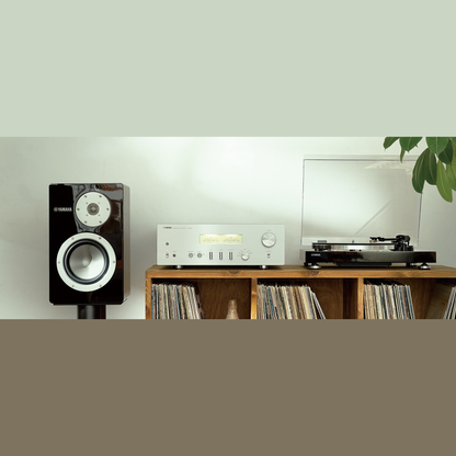 Yamaha NS-3000 Regallautsprecher Klavierlack Lifestyle mit Verstärker, Plattenspieler und LP-Regal