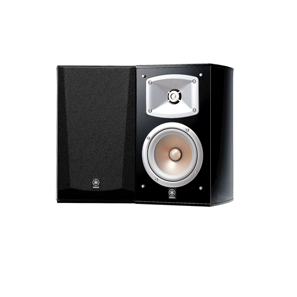 Yamaha NS-333 Regallautsprecher Klavierlack Stereopaar frontal, links mit Abdeckung, rechts ohne