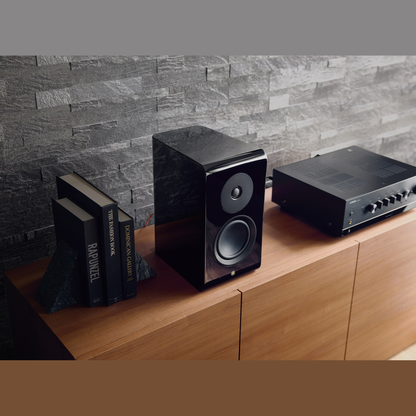 Yamaha NS-600A Regallautsprecher Klavierlack Lifestyle auf Sideboard mit Verstärker und Büchern