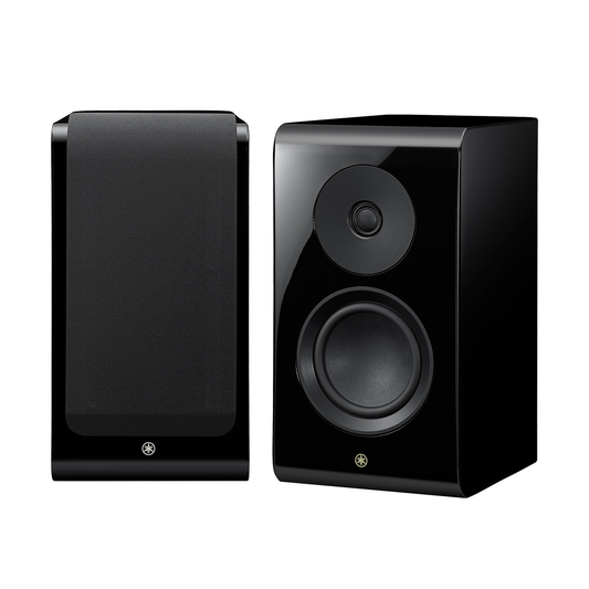 Yamaha NS-600A Regallautsprecher Klavierlack Stereopaar frontal, links mit Abdeckung, rechts ohne