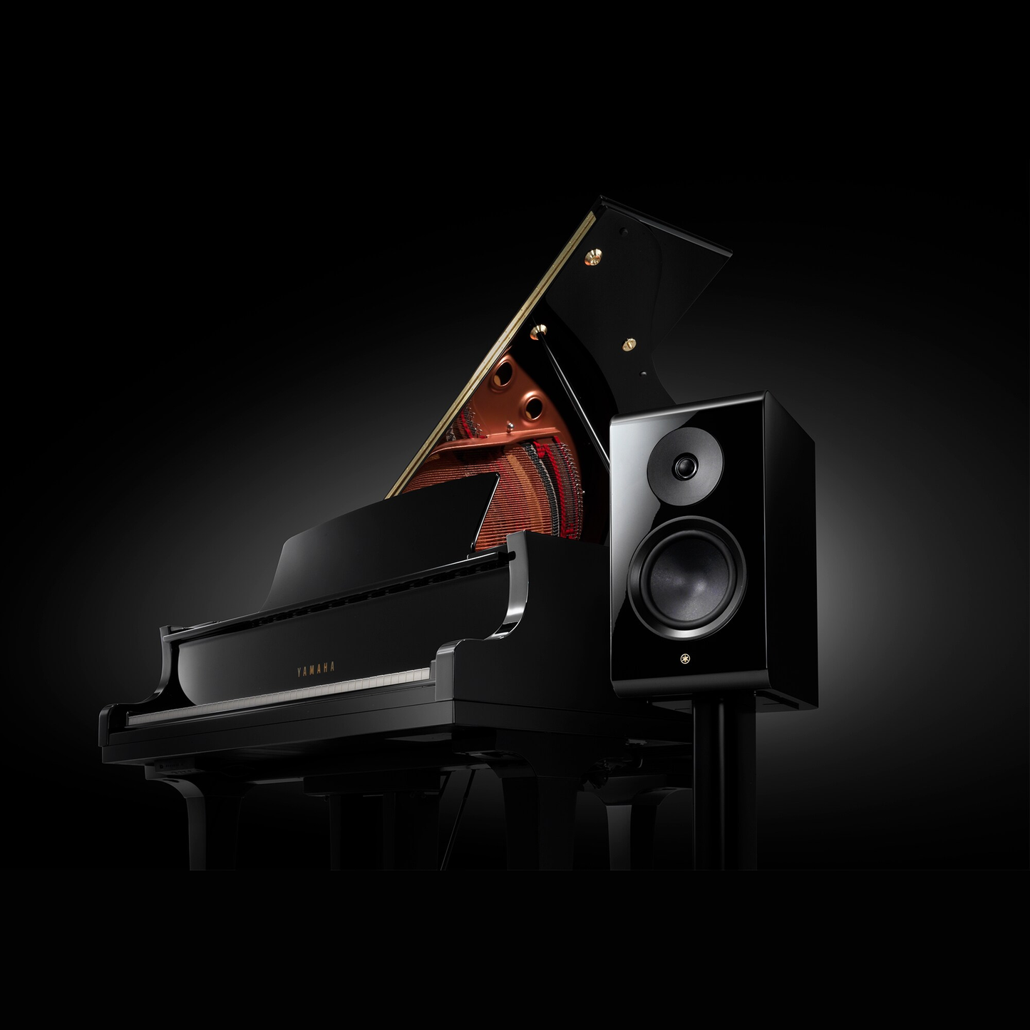 Yamaha NS-800A Regallautsprecher Klavierlack Lifestyle auf Ständer neben einem Konzertflügel