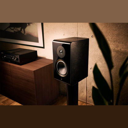 Yamaha NS-800A Regallautsprecher Klavierlack Lifestyle auf Ständer im Wohnraum mit Sideboard