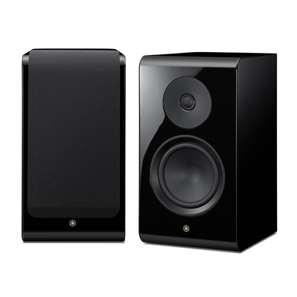 Yamaha NS-800A Regallautsprecher Klavierlack Stereopaar frontal, links mit Abdeckung, rechts ohne