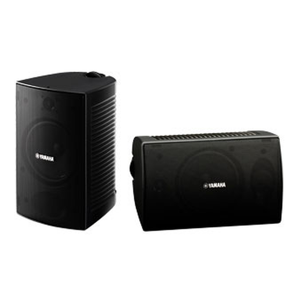 Yamaha NS-AW294 Outdoor-Lautsprecher Schwarz Stereopaar in Schräg- und Frontansicht