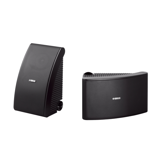 Yamaha NS-AW592 Outdoor-Lautsprecher Schwarz Stereopaar in Schräg- und Frontansicht