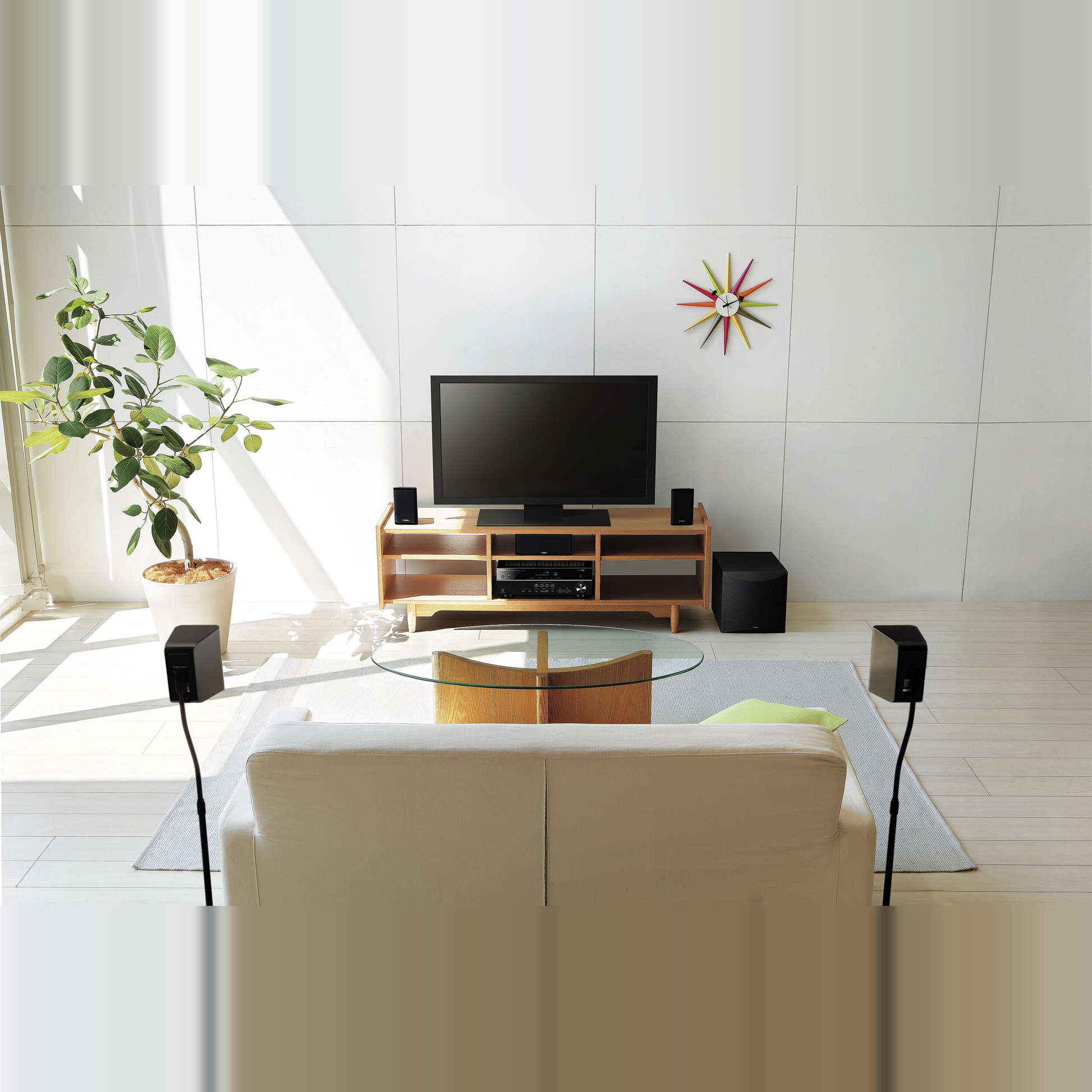 Yamaha NS-P41 5.1-Lautsprecherset Schwarz Lifestyle im Wohnraum mit TV-Board und Satelliten
