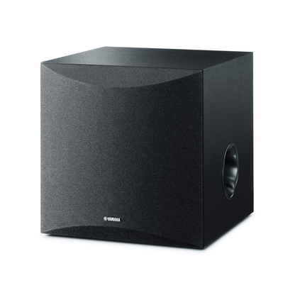 Yamaha NS-SW050 Subwoofer Schwarz Schrägansicht mit Frontgitter und seitlicher Bassreflexöffnung