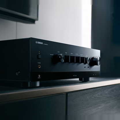 Yamaha R-N1000A Netzwerk-Receiver mit HDMI Schwarz Lifestyle auf dem Sideboard im abgedunkelten Wohnraum