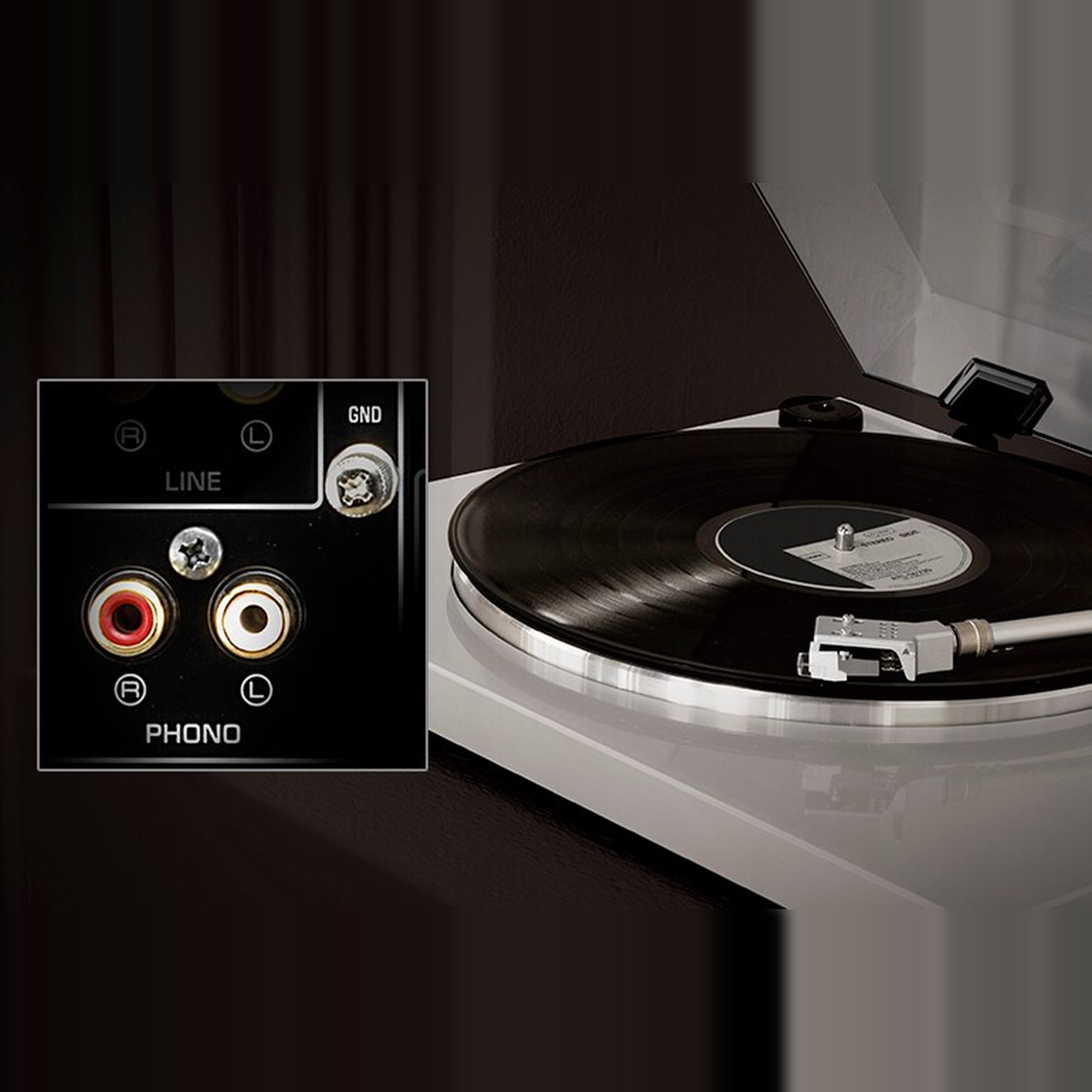 Yamaha R-N1000A Netzwerk-Receiver mit HDMI Silber Detailansicht des Phono-Eingangs mit Massekontakt für den Plattenspieler