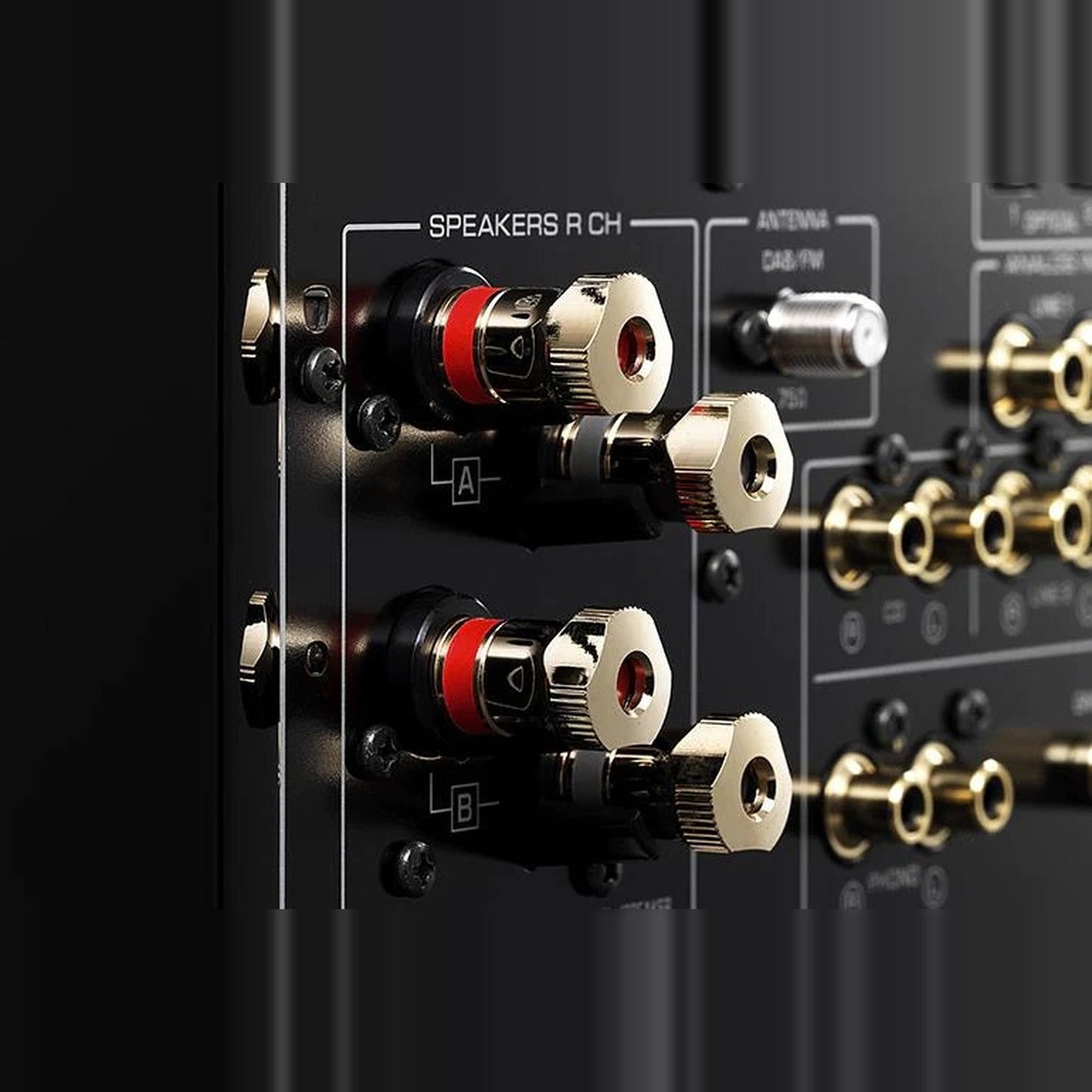 Yamaha R-N2000A Netzwerk-Receiver Anschlussfeld mit vergoldeten Lautsprecherterminals A und B