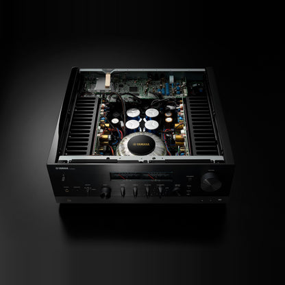 Yamaha R-N2000A Netzwerk-Receiver Schwarz Innenansicht mit Ringkerntransformator und Kühlkörpern