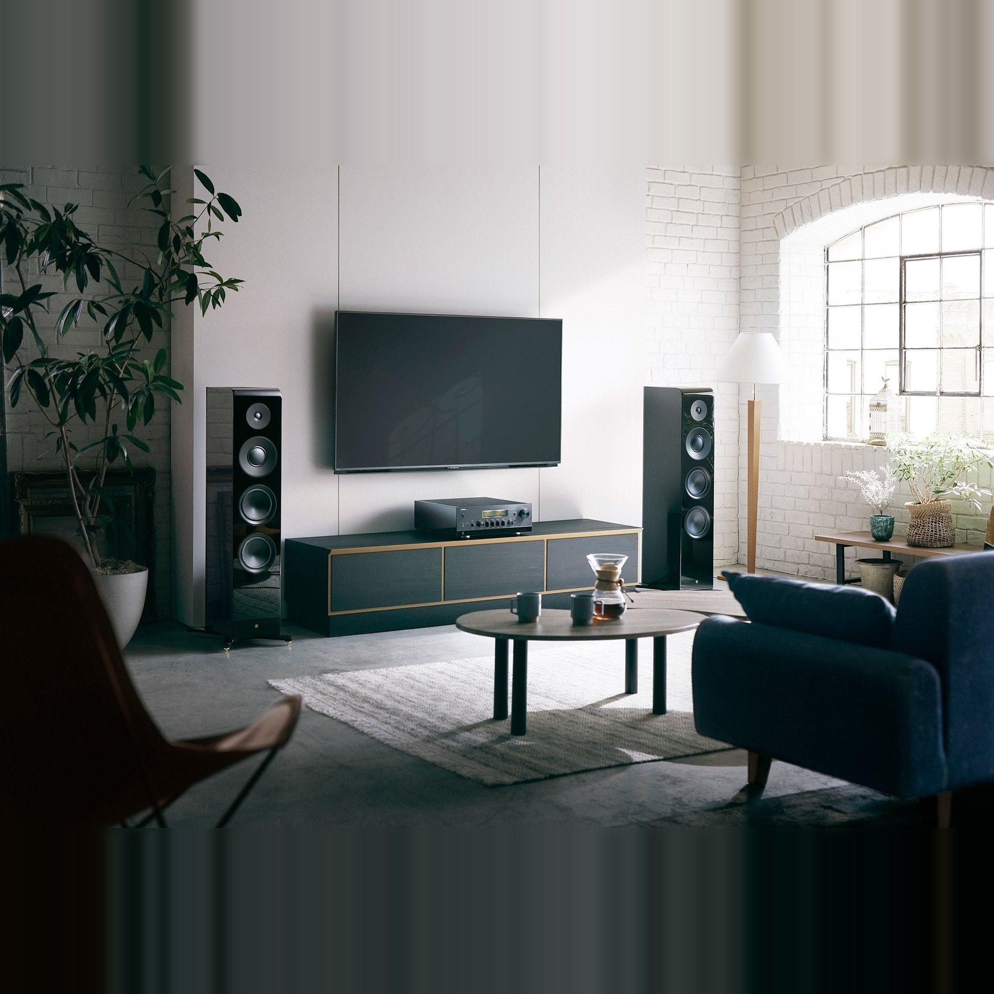 Yamaha R-N2000A Netzwerk-Receiver Schwarz Lifestyle im Wohnraum mit TV und Standlautsprechern