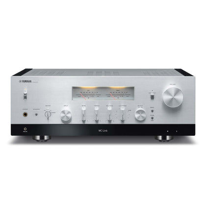 Yamaha R-N2000A Netzwerk-Receiver Silber Frontansicht mit Pegelmetern und Lautstärkeregler