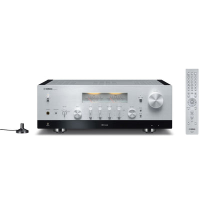 Yamaha R-N2000A Netzwerk-Receiver Silber Frontansicht mit Fernbedienung und DAB-Antenne