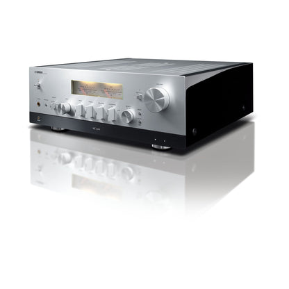 Yamaha R-N2000A Netzwerk-Receiver Silber Schrägansicht von vorne rechts mit Lautstärkeregler