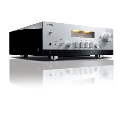 Yamaha R-N2000A Netzwerk-Receiver Silber Schrägansicht von vorne links mit Pegelmetern