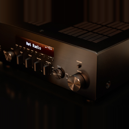 Yamaha R-N600A MusicCast Netzwerk-Receiver Schwarz Lifestyle-Nahaufnahme des beleuchteten Displays im abgedunkelten Raum