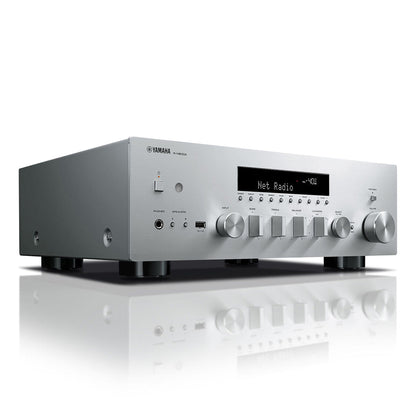 Yamaha R-N600A MusicCast Netzwerk-Receiver Silber Schrägansicht von vorne rechts mit silberner Frontblende