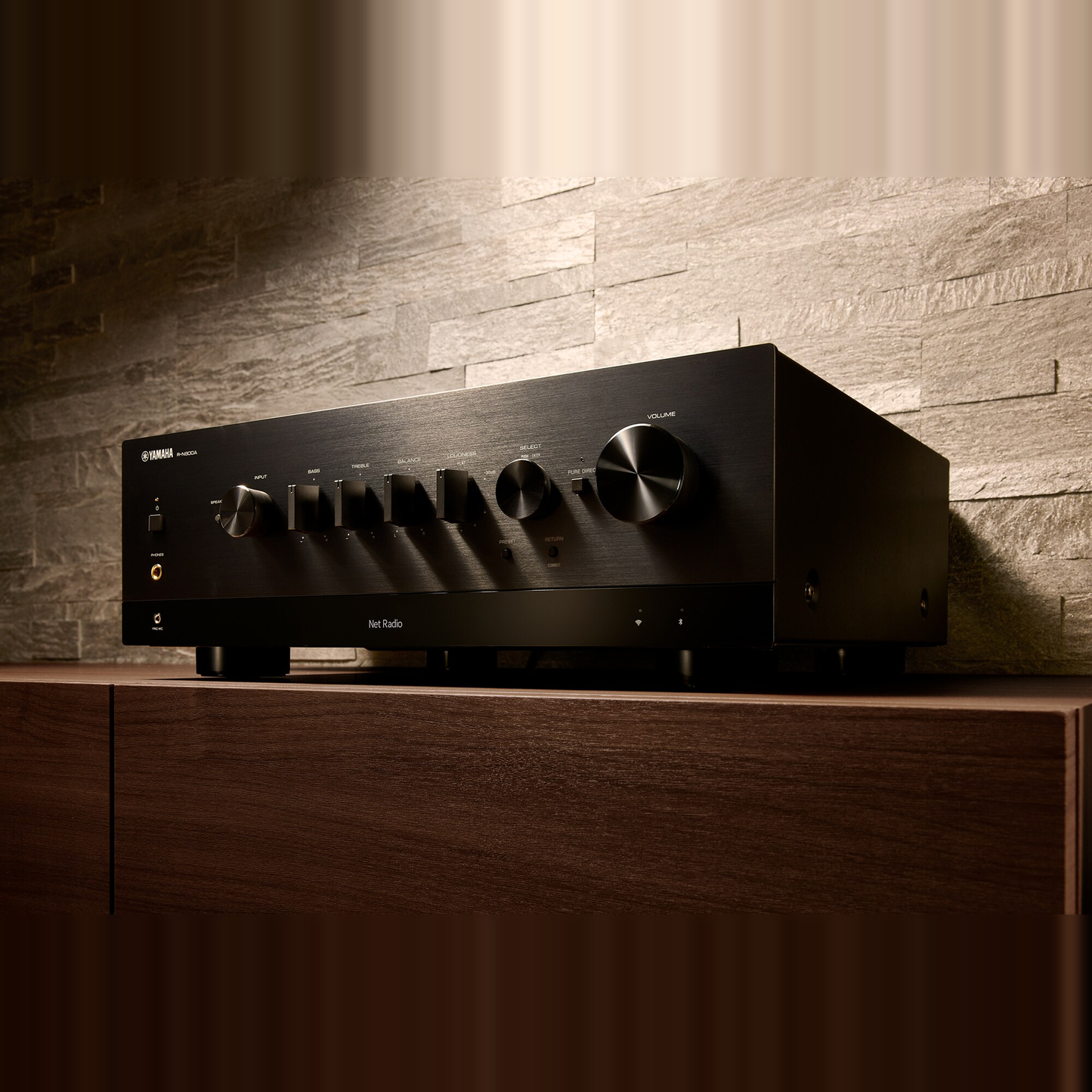 Yamaha R-N800A MusicCast Netzwerk-Receiver Schwarz Lifestyle auf Sideboard vor Steinwand