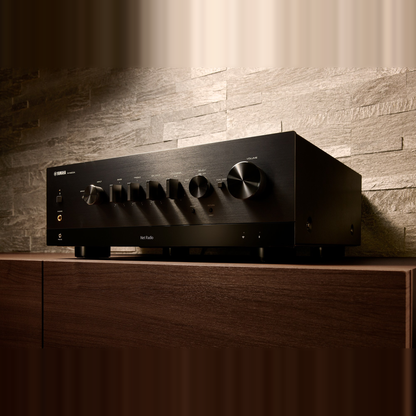 Yamaha R-N800A MusicCast Netzwerk-Receiver Schwarz Lifestyle auf Sideboard vor Steinwand