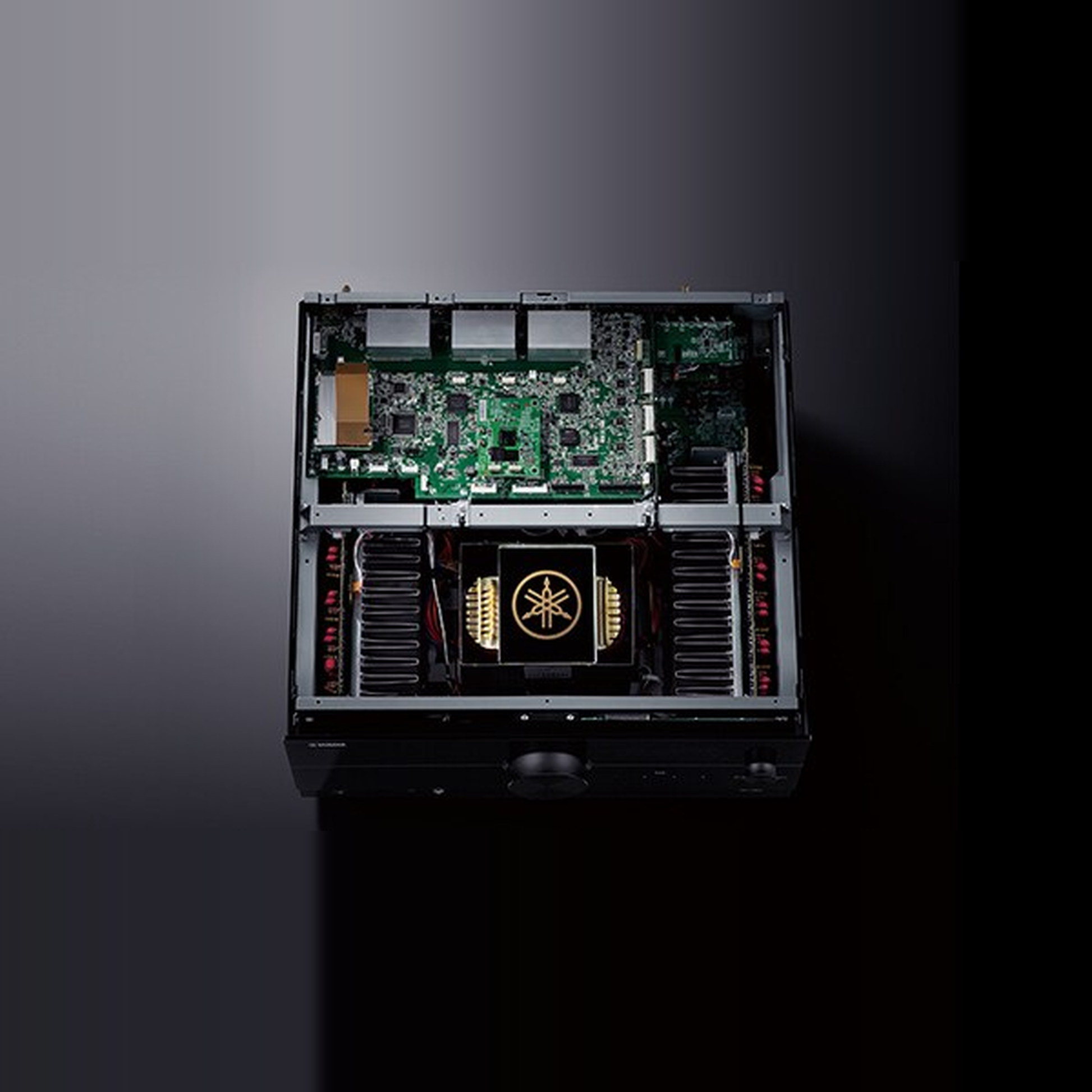 Yamaha RX-A2A AV-Receiver Schwarz Detailansicht des inneren Aufbaus mit Ringkerntransformator und Endstufen
