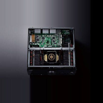 Yamaha RX-A4A AV-Receiver Schwarz Detailansicht des Innenaufbaus mit Ringkerntransformator und Endstufenblock