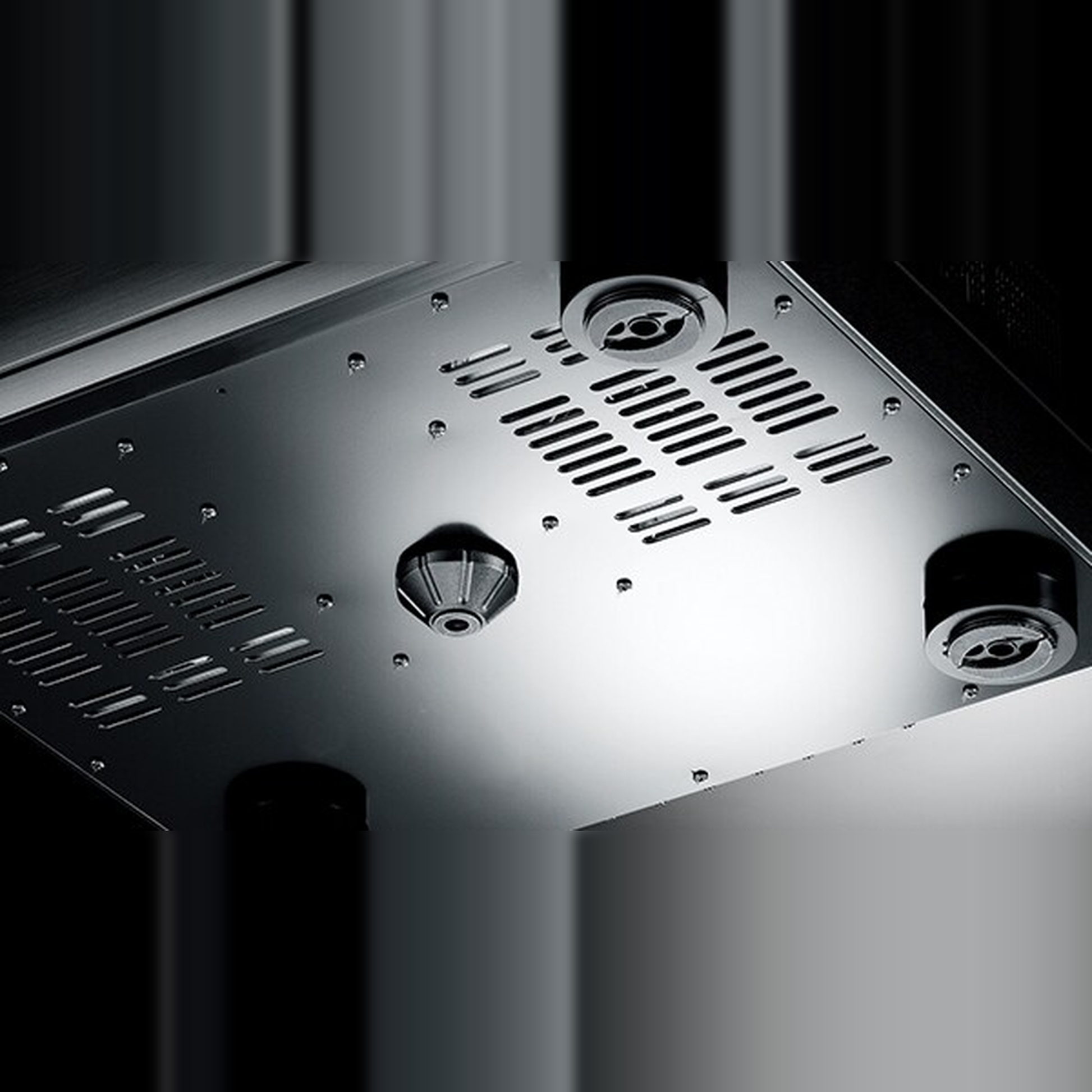Yamaha RX-A6A AV-Receiver Schwarz Detailansicht des Anti-Resonance-Wedge unter dem Gehäuse
