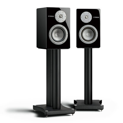 Yamaha SPS-3000 Lautsprecher-Ständer Paar Schrägansicht mit den Regallautsprechern NS-3000