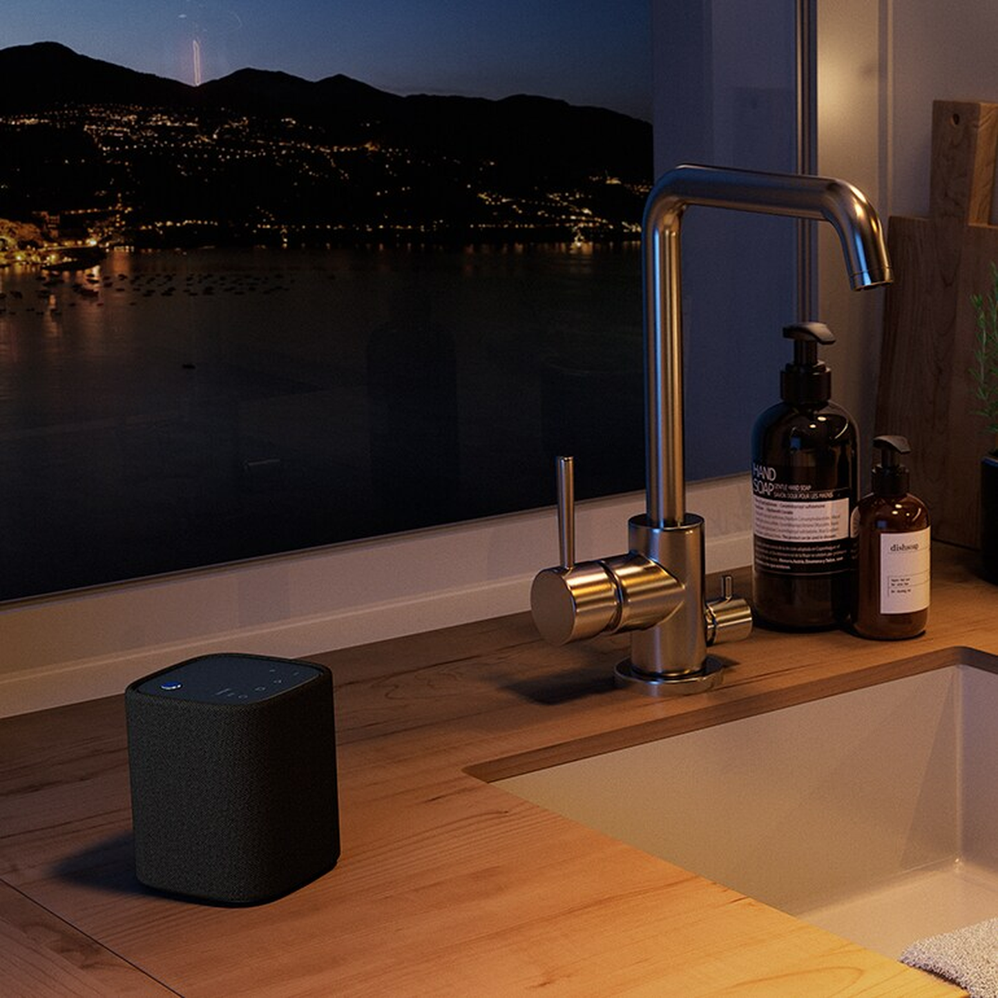 Yamaha True X Speaker 1A Rearspeaker WS-X1A Hellgrau Lifestyle auf dem Nachttisch im abgedunkelten Schlafzimmer