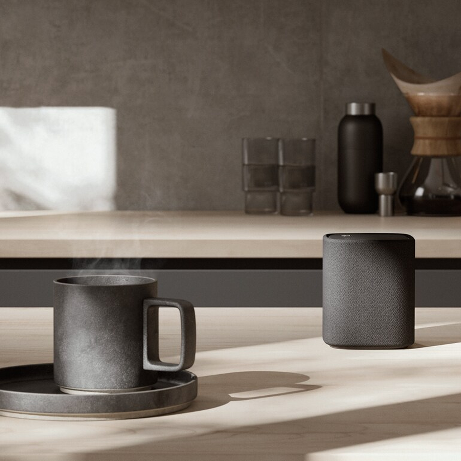Yamaha True X Speaker 1A Rearspeaker WS-X1A Schwarz Lifestyle auf der Küchentheke neben Tasse und Kaffeezubereitung