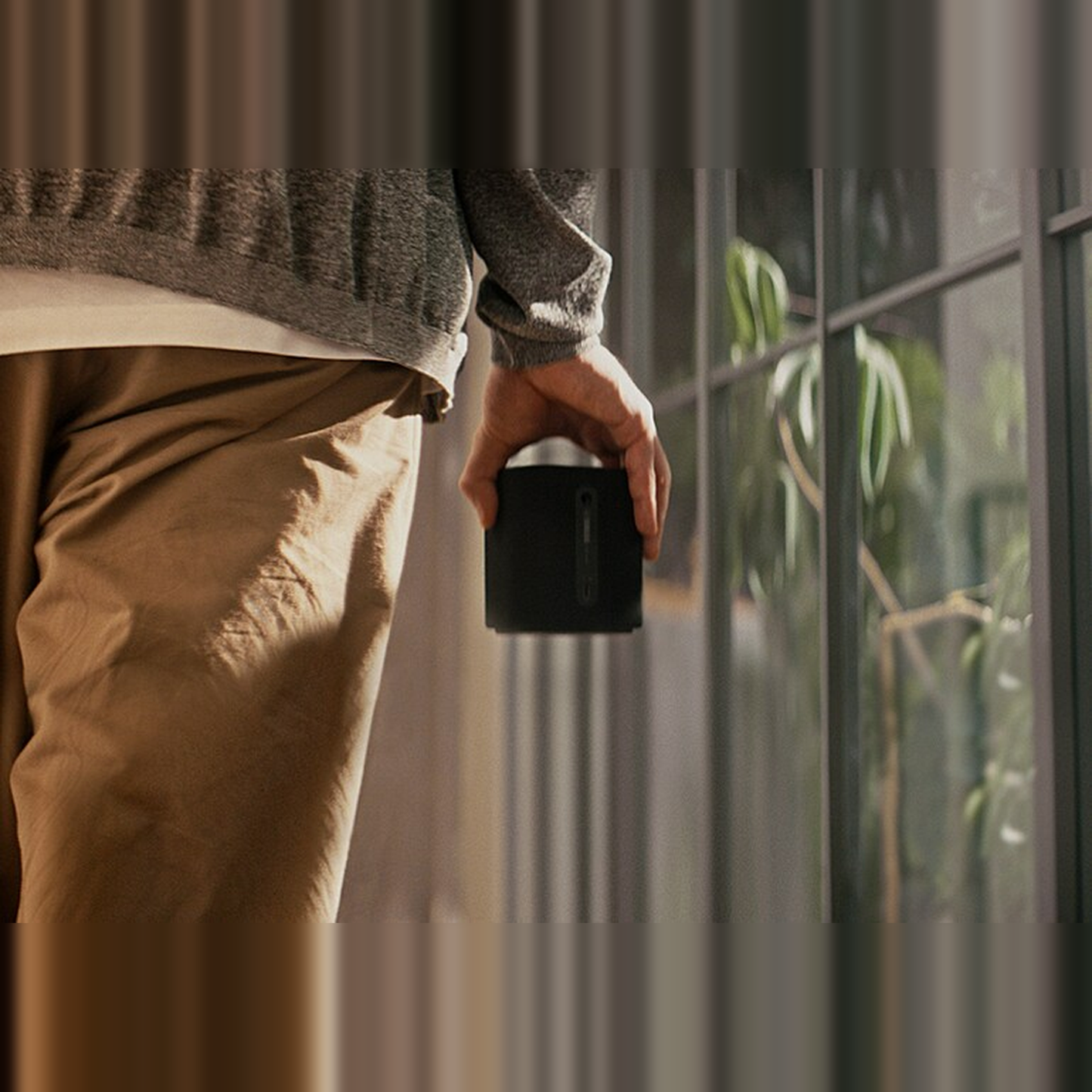 Yamaha True X Speaker 1A Rearspeaker WS-X1A Schwarz Lifestyle: der Lautsprecher wird am Tragegriff durch den Raum getragen