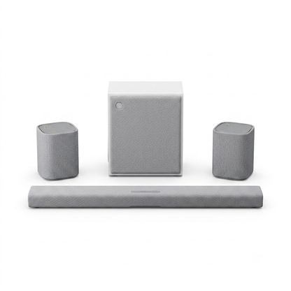 Yamaha True X Surround-Set (PK-TRUE50A) Hellgrau Schrägansicht mit Soundbar, Subwoofer und Rears