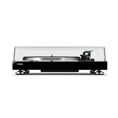 Yamaha TT-N503 MusicCast-Plattenspieler Schwarz Frontansicht mit geschlossener Staubschutzhaube