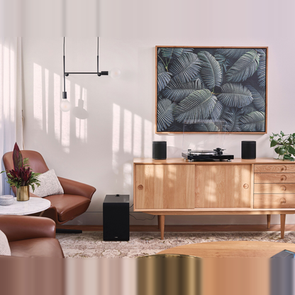 Yamaha TT-N503 MusicCast-Plattenspieler Schwarz Lifestyle auf Sideboard mit zwei Lautsprechern